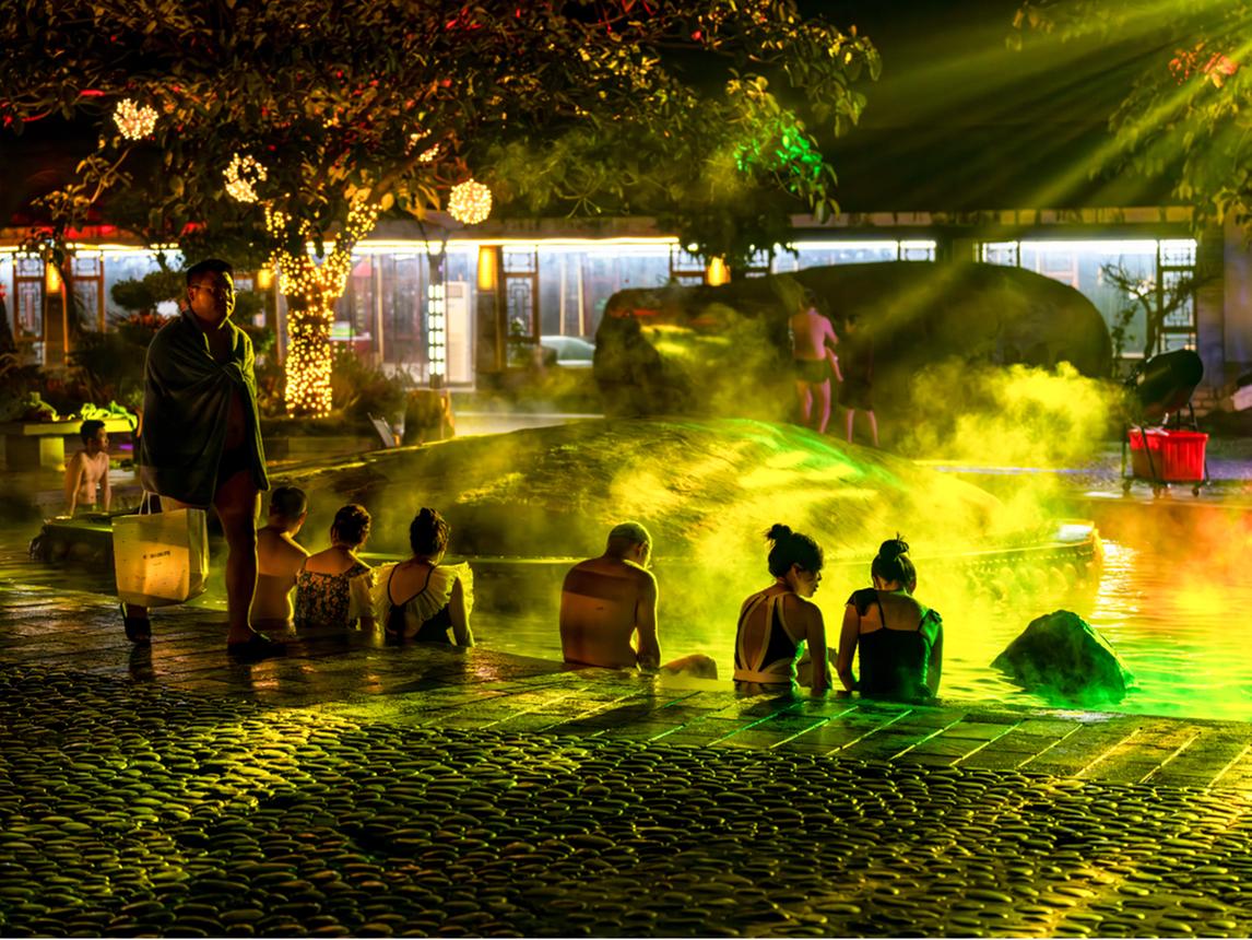 Calda atmosfera serale e luci a Ronghui Hot Springs a Chongqing