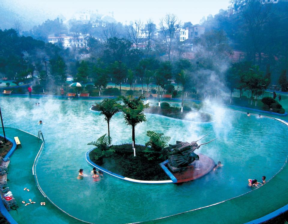 Piscina termale minerale rivestita in pietra a Ronghui Hot Springs