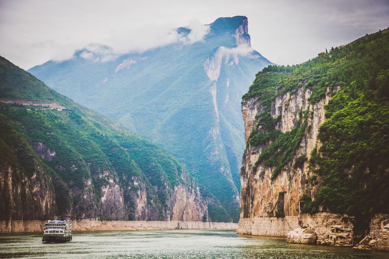 Vista panoramica delle Tre Gole durante una crociera Victoria sul Fiume Yangtze