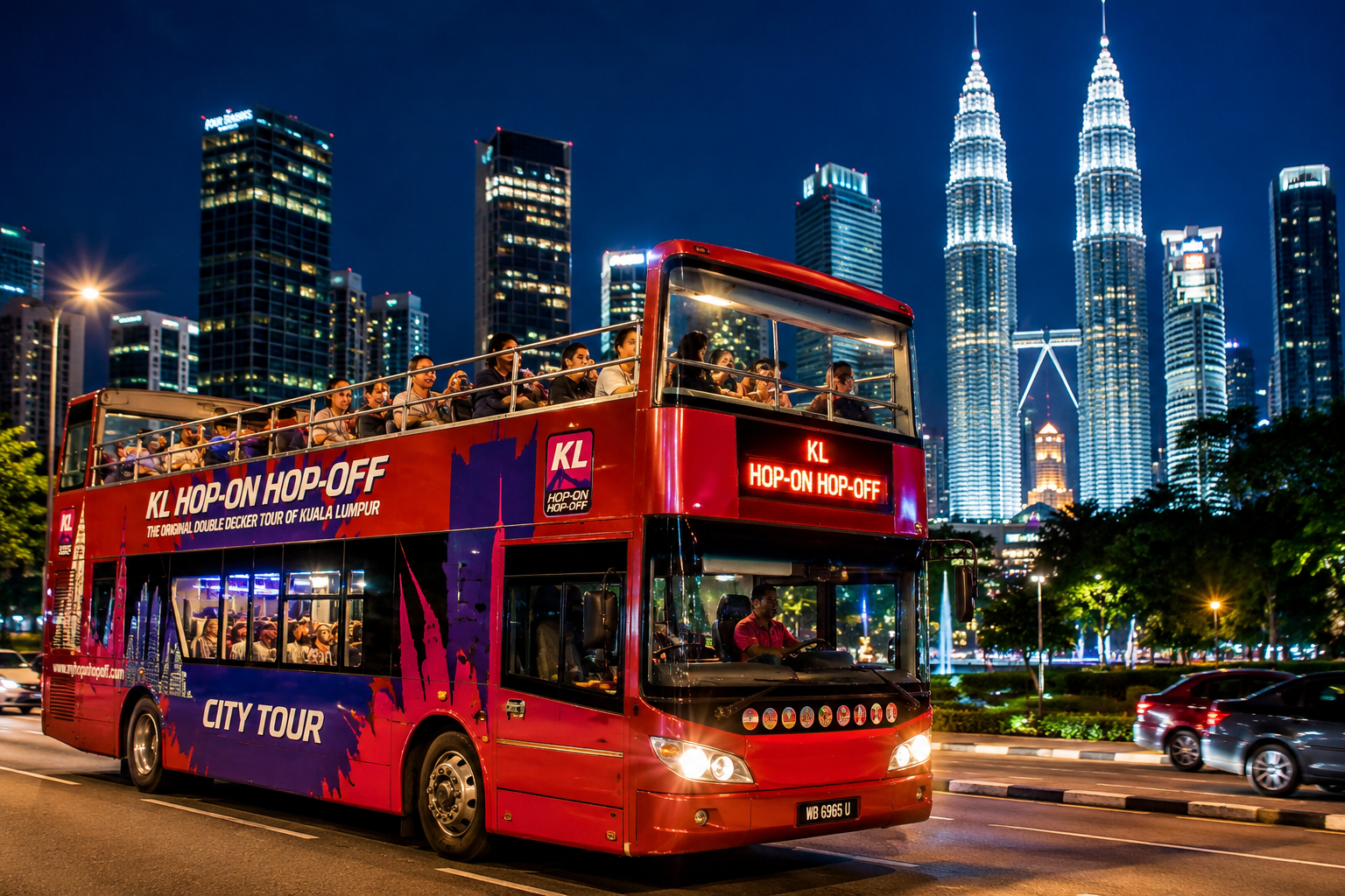 Tour notturno di Kuala Lumpur in autobus a due piani durante il Tour per Single in Malesia