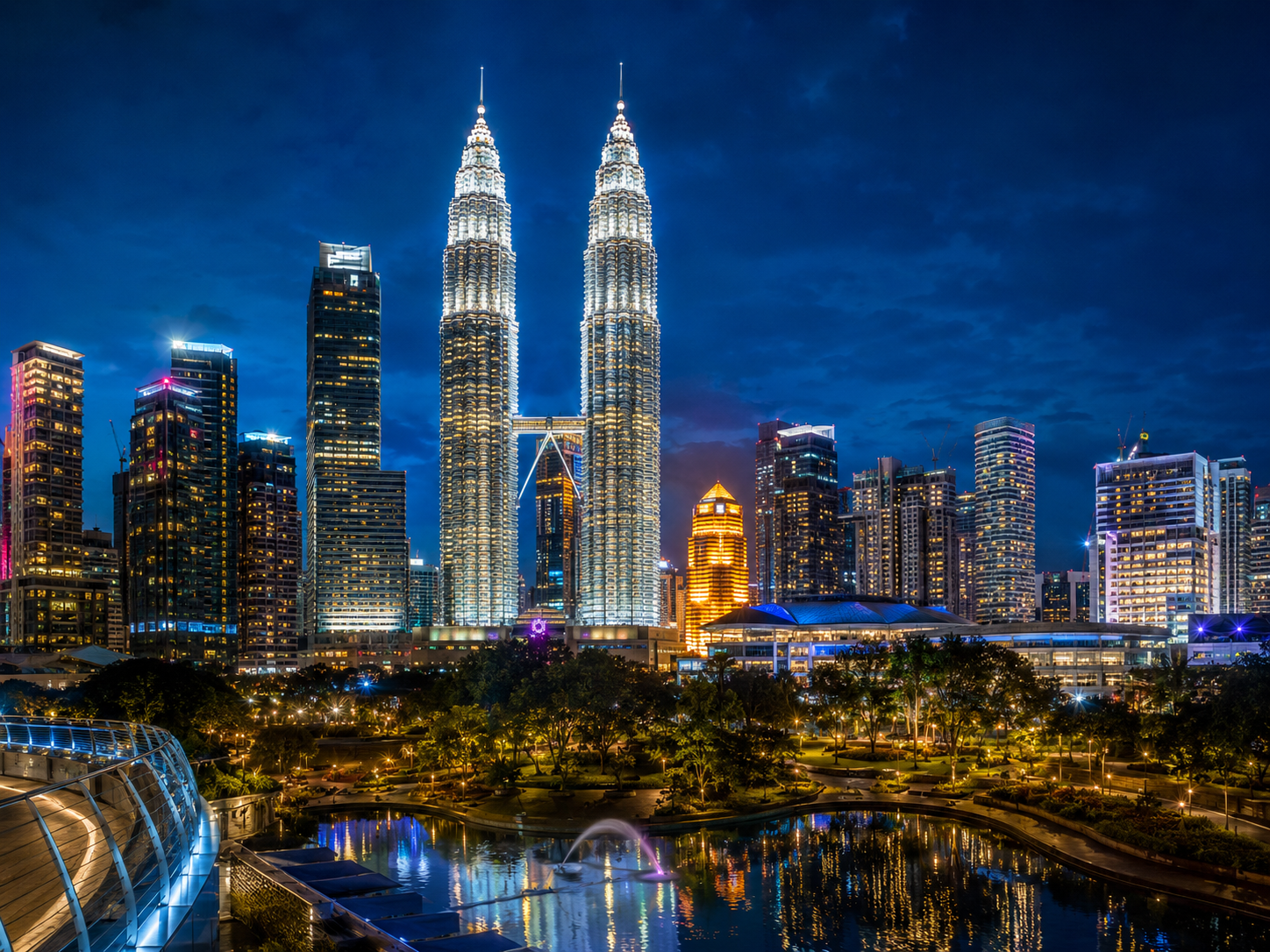 Skyline notturno di Kuala Lumpur durante il Tour per Single in Malesia