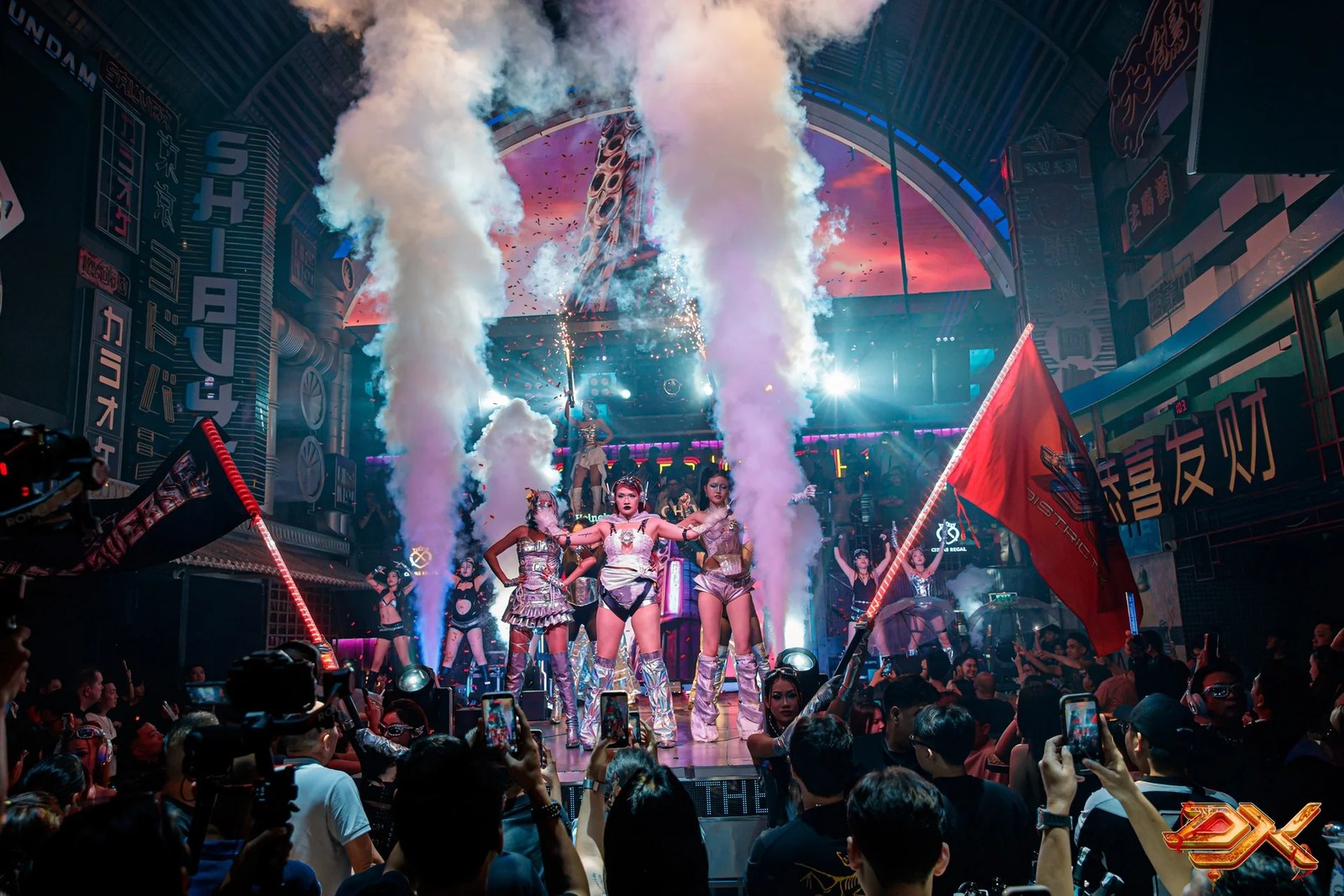 Lounge al neon del nightclub District K a Ho Chi Minh City