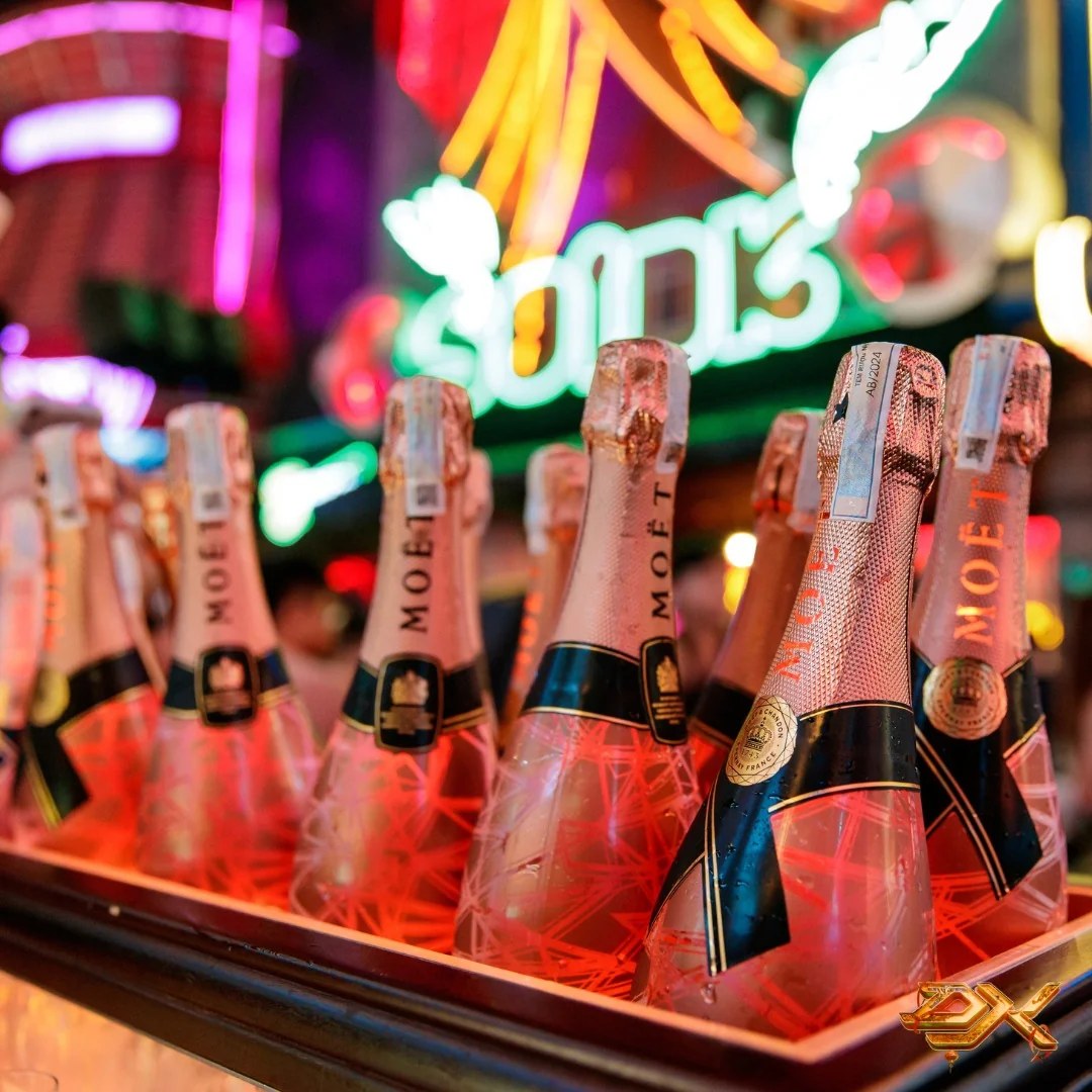 Tavolo VIP e illuminazione al neon del District K