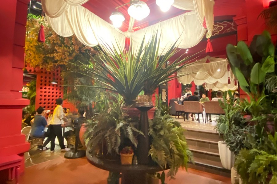 Area ristorante illuminata da lanterne al Nh&agrave; H&agrave;ng Ngon di Ho Chi Minh City
