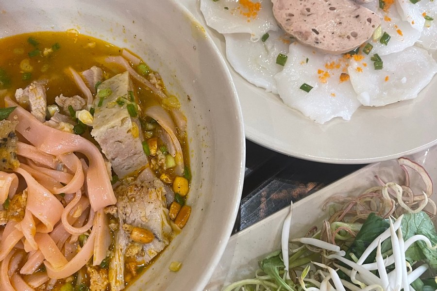 Piatti vietnamiti a base di noodles al Nh&agrave; H&agrave;ng Ngon di Saigon