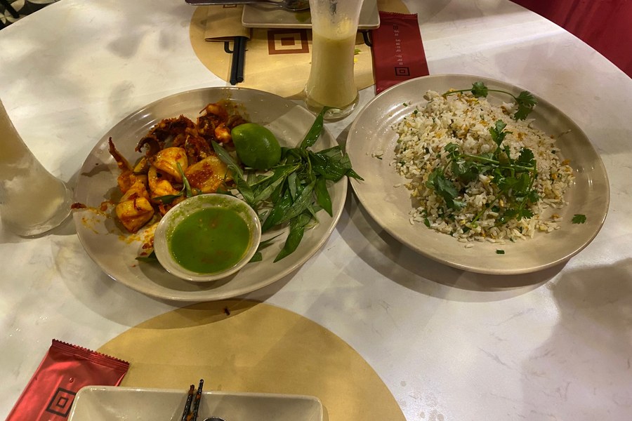 Piatti di riso e frutti di mare al Nh&agrave; H&agrave;ng Ngon di Ho Chi Minh City