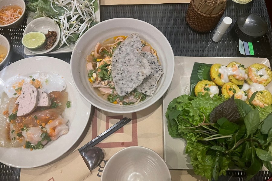 Piatti vietnamiti alla cena di benvenuto del Nh&agrave; H&agrave;ng Ngon