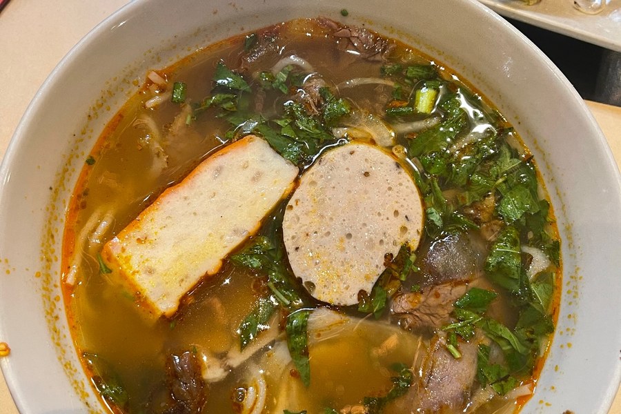 Zuppa vietnamita al ristorante Nh&agrave; H&agrave;ng Ngon